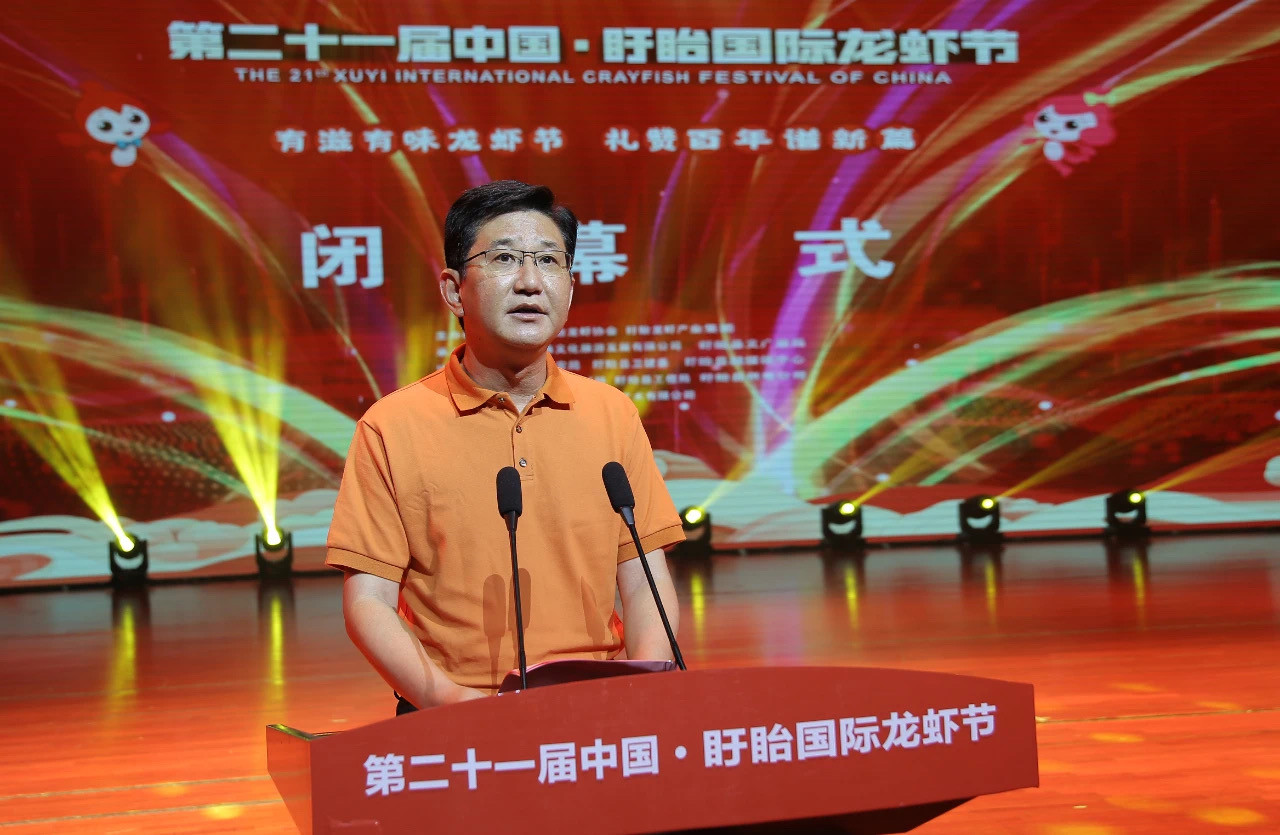 龍蝦節(jié)組委會主任、縣委副書記、縣長孫志標致辭_副本.jpg